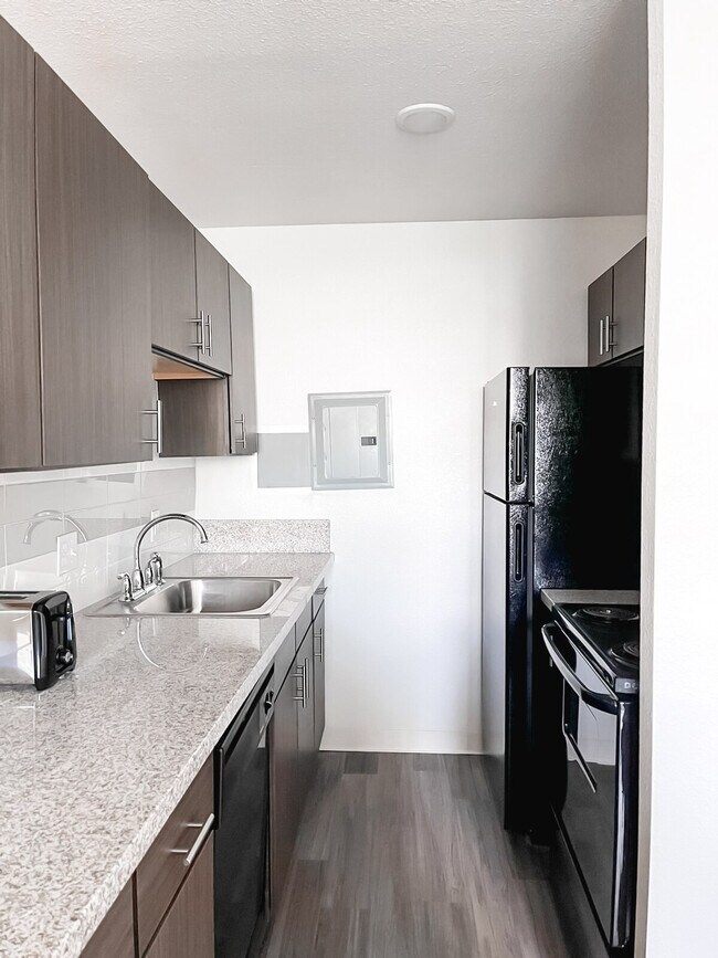 Building Photo - 2442 Highland Ave