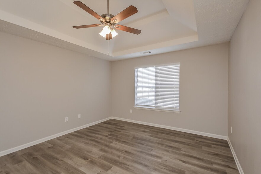 Building Photo - 180 Creekview Blvd