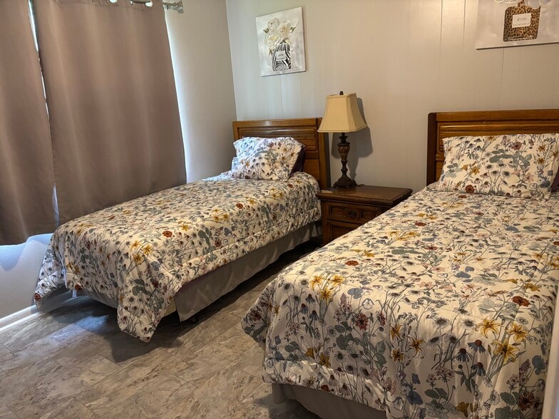 2nd bedroom twin beds - 11717 Douglas Ln