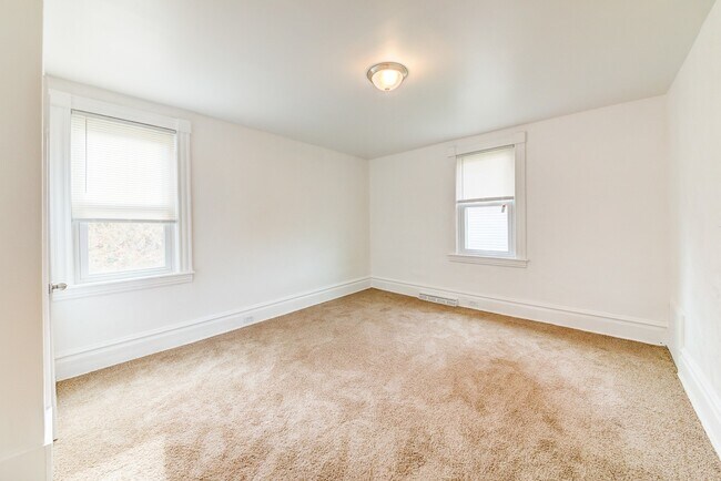 Building Photo - Available July 2026 - Spacious 2 Bedroom Home in Mt. Washington!