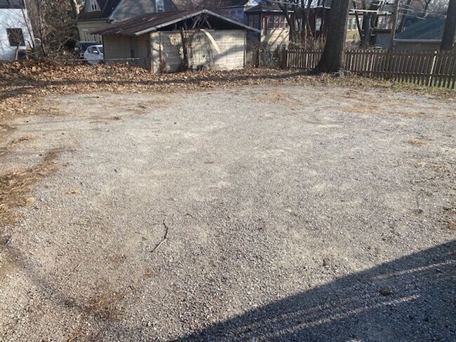 Building Photo - Duplex close to KU Med and close to entertainment and shopping