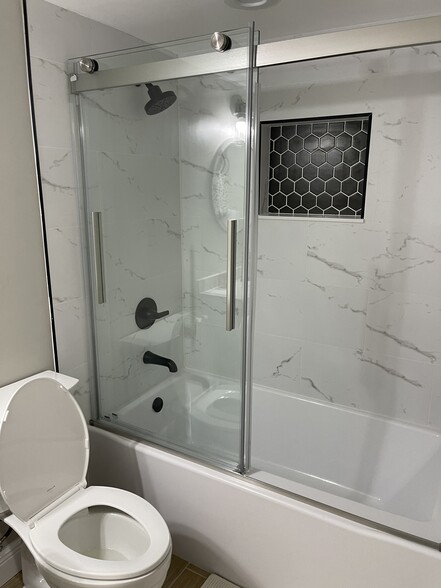 Guest bathroom with shower/tub combo - 3043 S Atlantic Ave