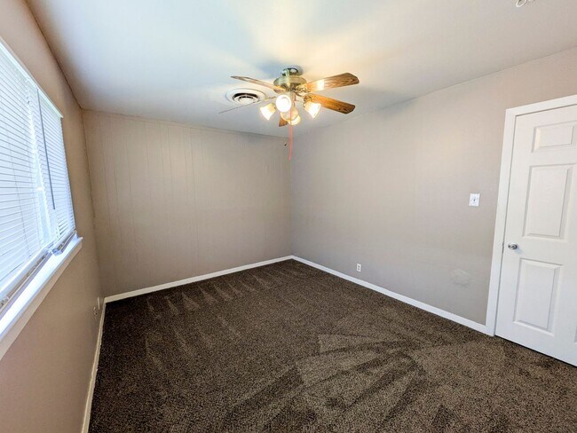 Building Photo - 3265 East Dr