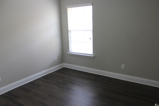 Building Photo - 271 Shadow Ct SW