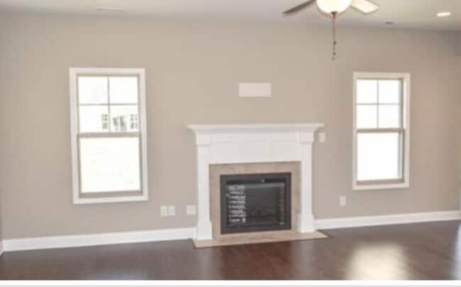 Building Photo - NEW LISTING- 4 bd/ 2.5 ba located MINUTES ...