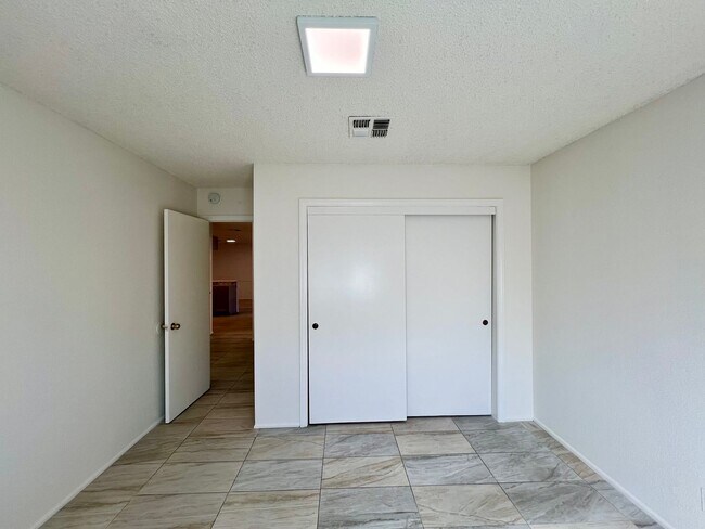 Building Photo - AVAILBLE NOW !!  3-bedroom 2 bath Duplex i...