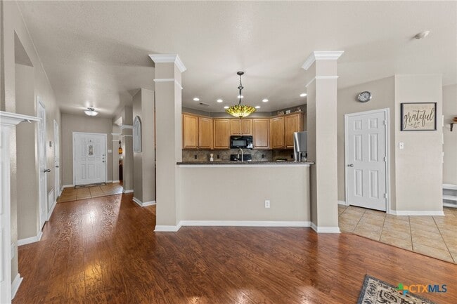 Building Photo - 103 Lone Shadow Dr