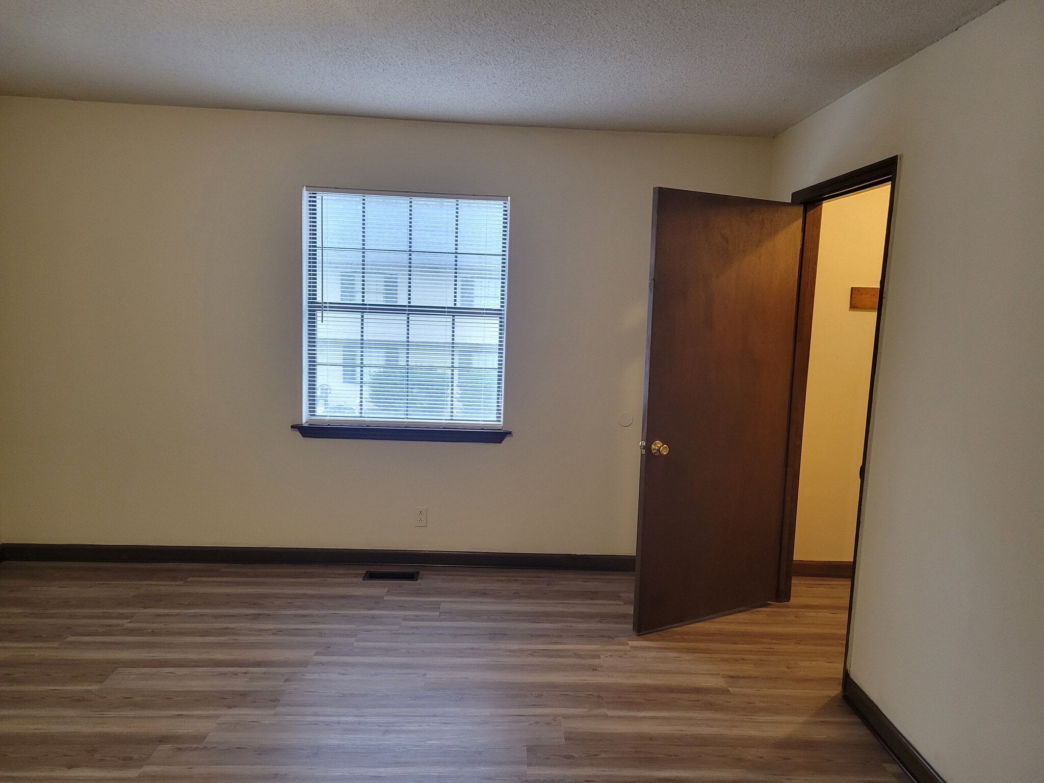 Building Photo - 252 Claire St