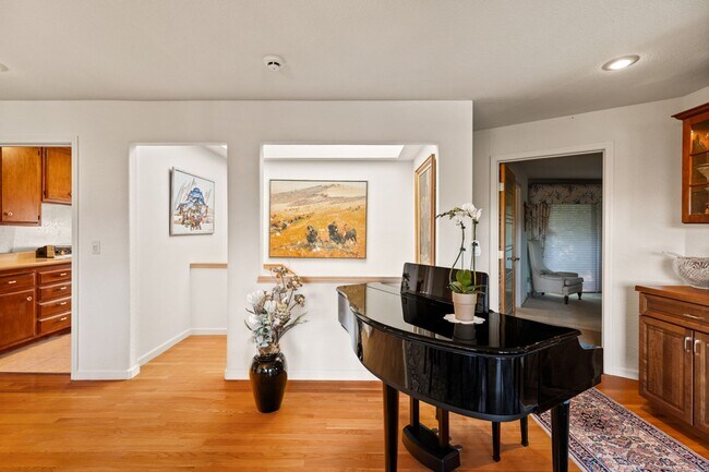 Building Photo - Breathtaking Views & Luxurious Furnished Rental in Oakmont's 55+ Community!