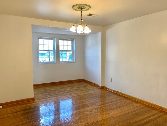 Building Photo - 427 Warren St