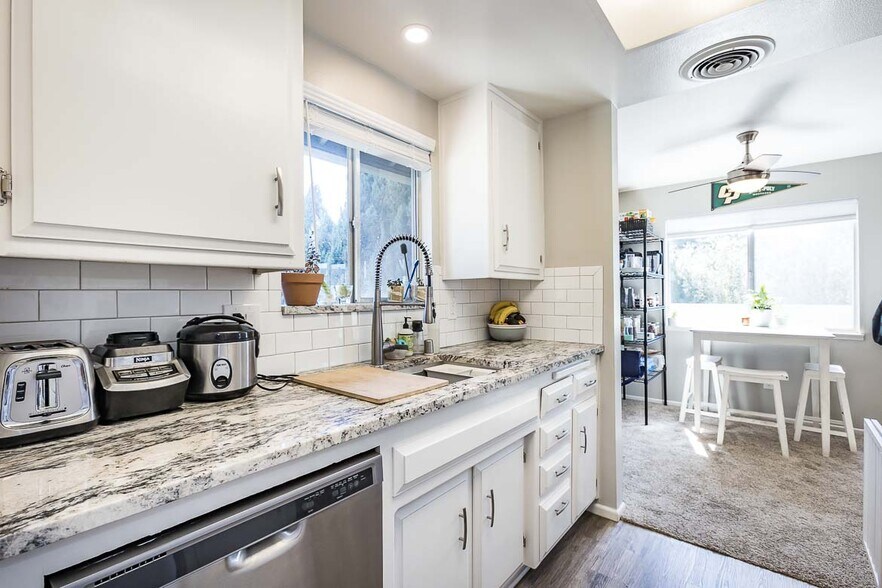 Building Photo - 1750 Prefumo Canyon Rd