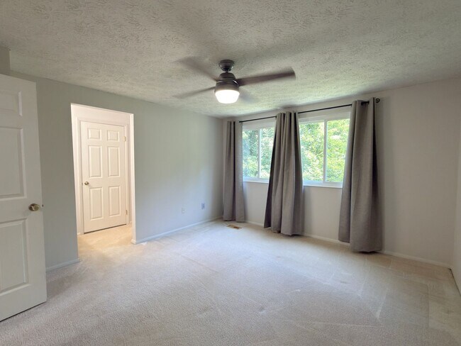 Building Photo - 3 Bed 4 Bath Townhome for Rent in Fairfax, VA!