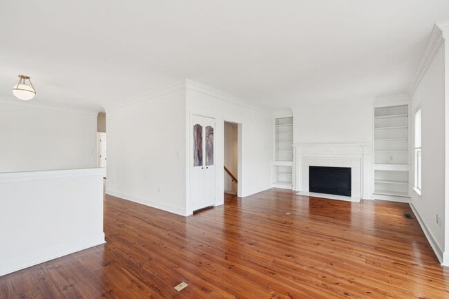 Building Photo - Downtown Charleston Waterfront Townhouse