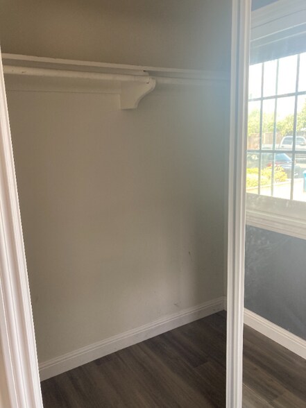 Building Photo - 1822 Eisenhower Dr
