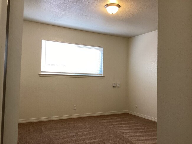 Building Photo - 4424-4426 E Dakota Ave