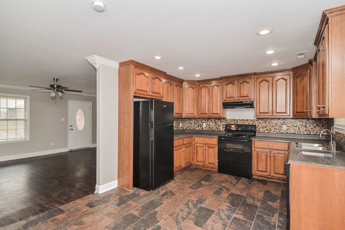 Building Photo - 27569 Grant Dr