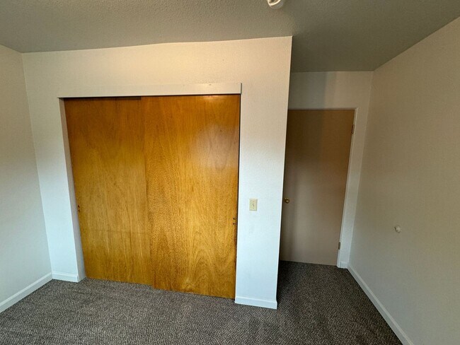 Building Photo - 2 BD, 1 BA Apartment Nestled Back on a Culd-de-Sac