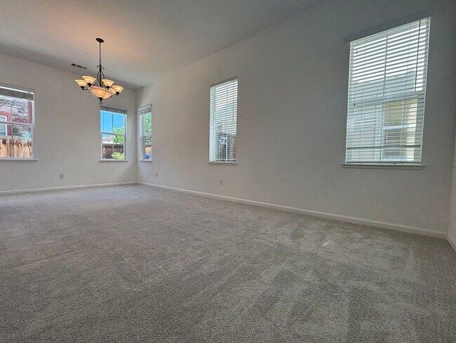 Building Photo - Gorgeous 4 Bed, 3.5 Bath in Brentwood