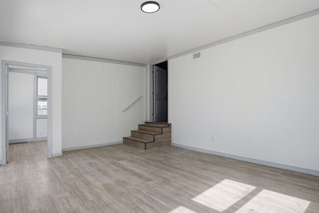 Building Photo - 549 E Ercoupe Dr