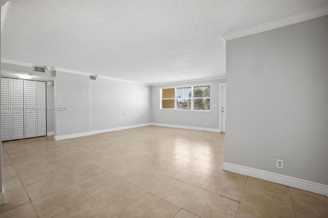 Building Photo - 850 E Commercial Blvd
