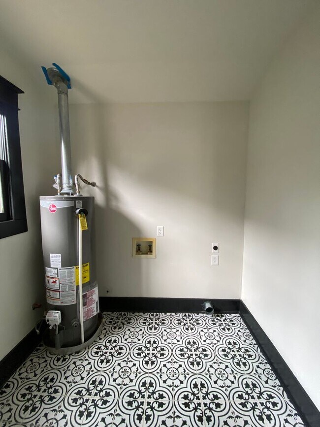 Building Photo - Historic Highland 2 Bedroom / 1.5 Bathroom Home