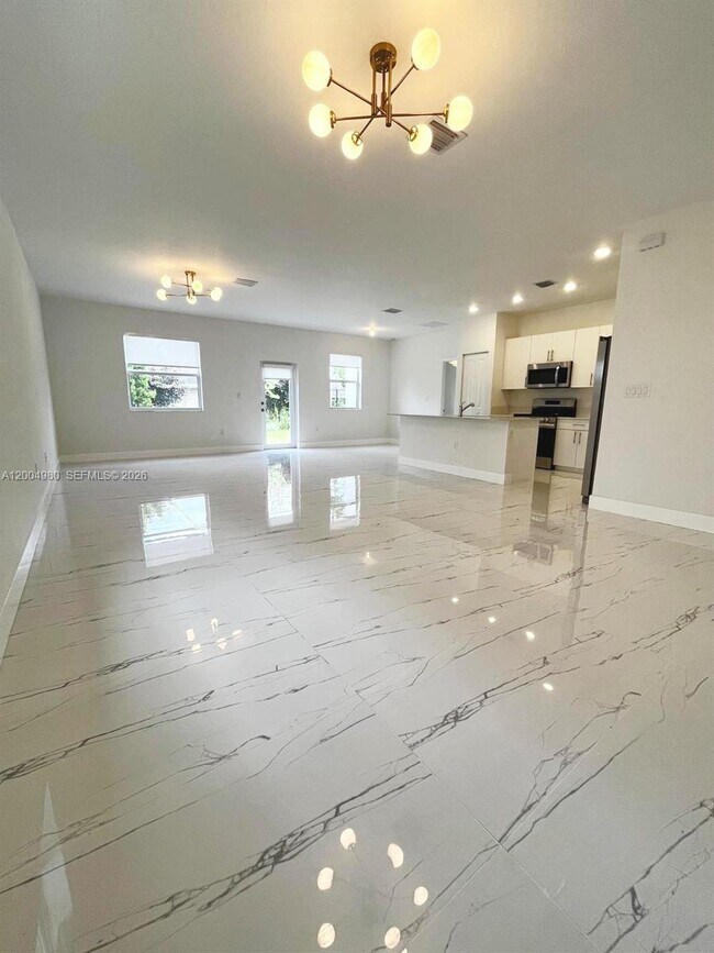 Building Photo - 833 SE 26th Rd