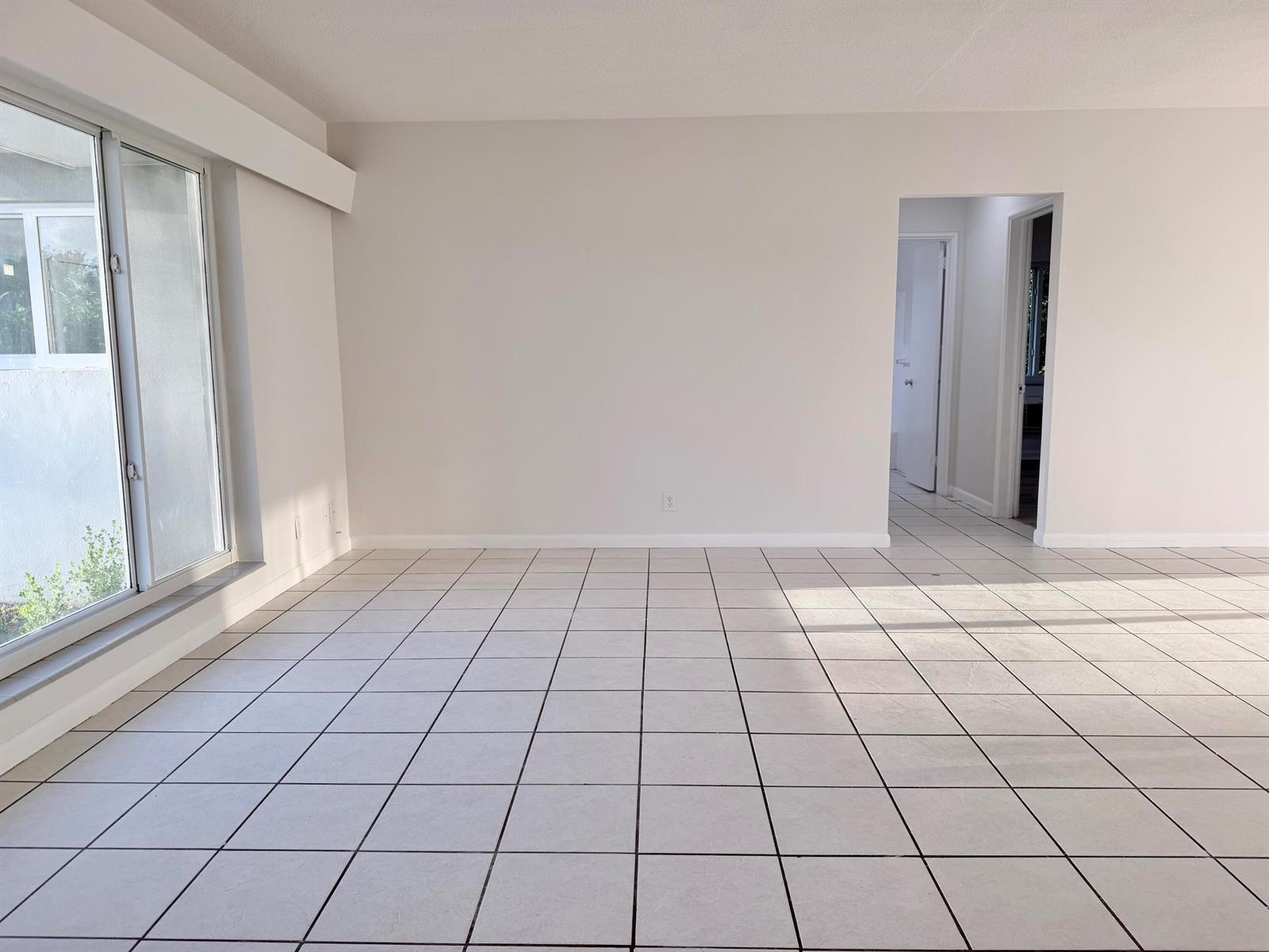 Building Photo - 231 NE 16th Ave