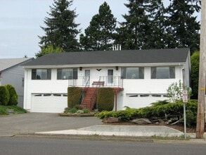 Building Photo - AVAILALBE NOW - Two Bedroom and Two Bath Duplex Unit in Central Park Neighborhood