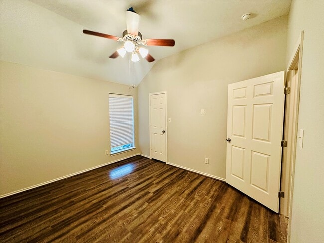 Building Photo - 5643 Walnut Glen Ln