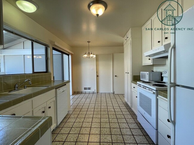 Building Photo - Two Bed Home in Country Club Gate Community