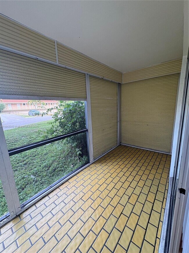 Building Photo - 4160 Inverrary Dr