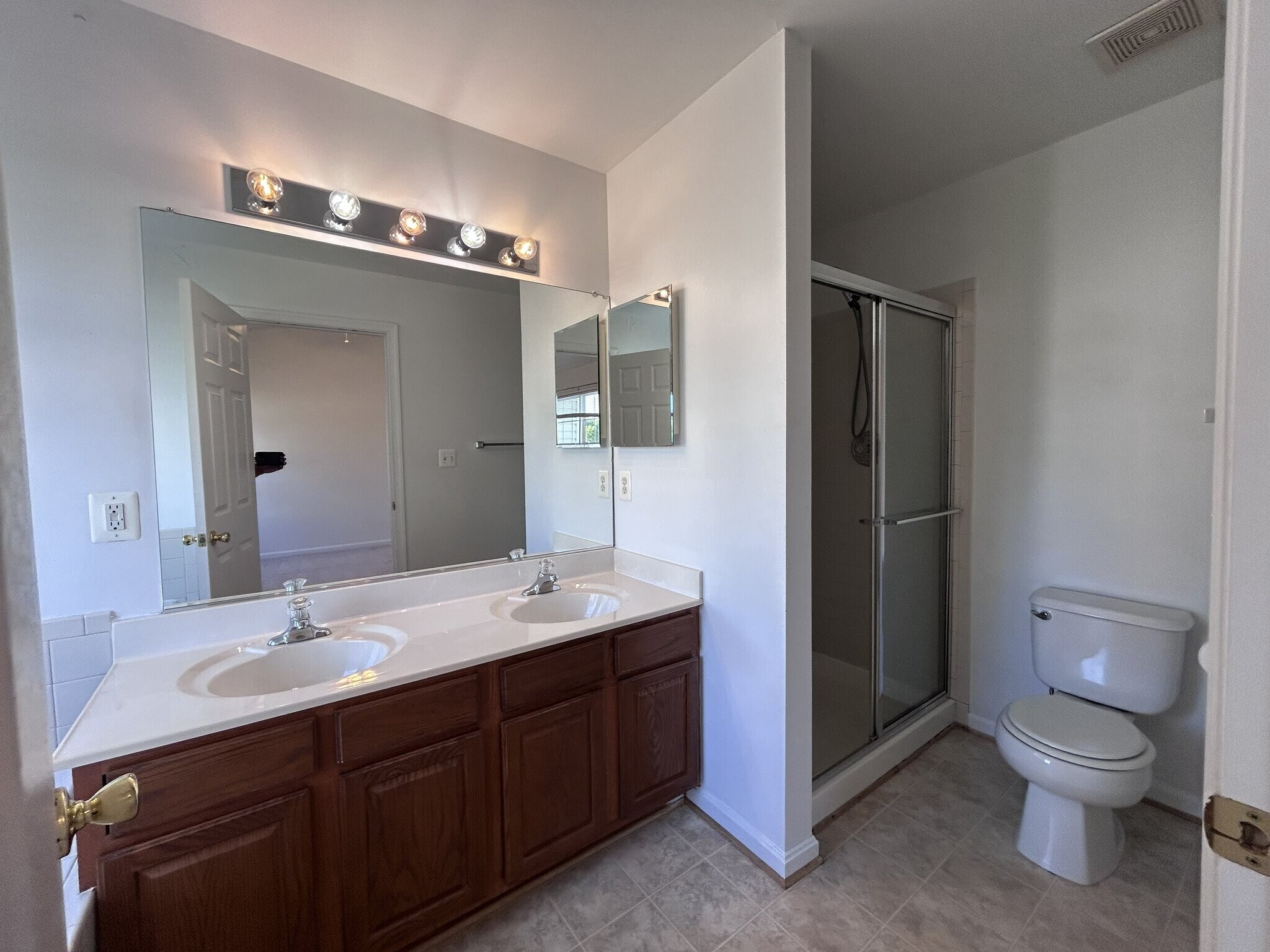 Building Photo - 1057 Lake Pelham Dr