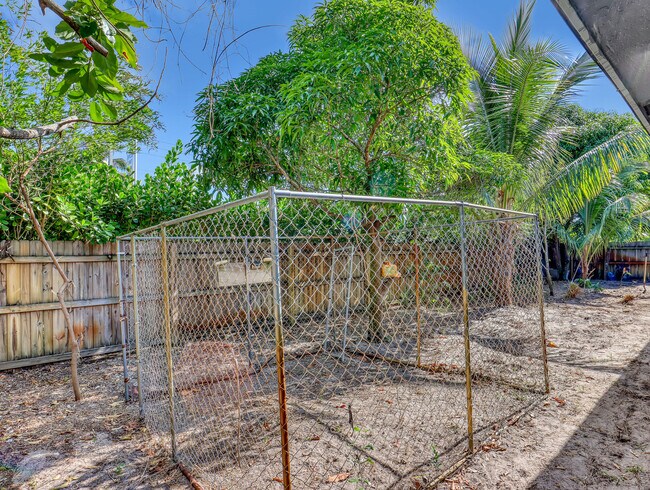 Building Photo - 1950 Wisteria St