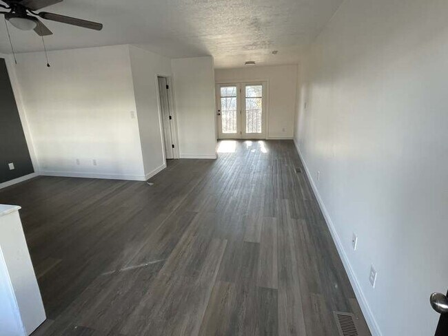 Building Photo - 1642 Hillwood Dr