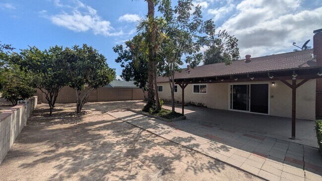 Building Photo - Move In Special!!!   Refreshed Single Level Home