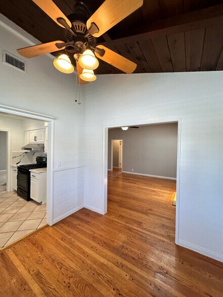 Building Photo - 9856 La Rosa Dr
