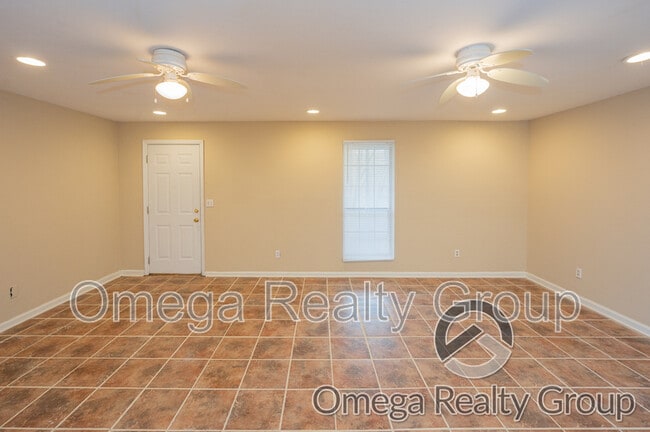 Building Photo - 1934 Live Oak Trce