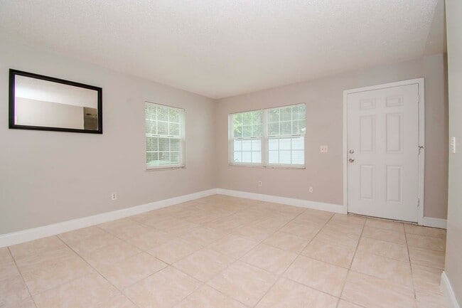 Building Photo - 2/1 Close to Downtown Tampa and University...
