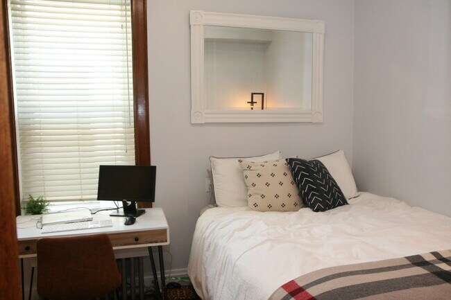 Second bedroom - 2706 N Richmond St