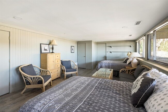 Building Photo - 154 W Lake Dr