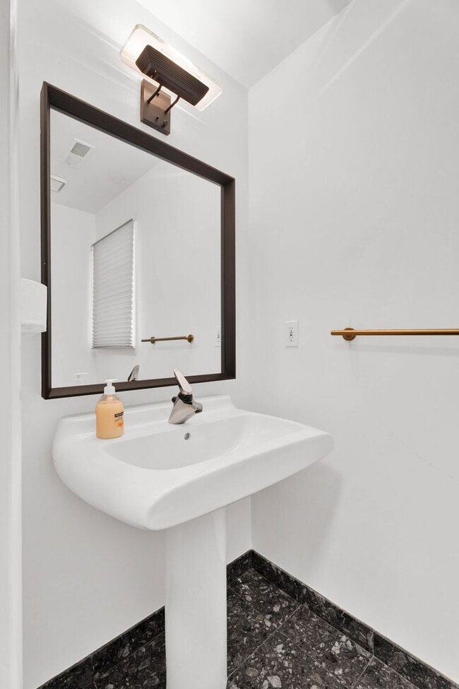 Building Photo - 3BD ROOM RANCH - PRIVATE LOT - FURNISHED - BLOOMFIELD HILLS