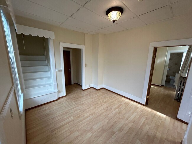 Building Photo - 1560