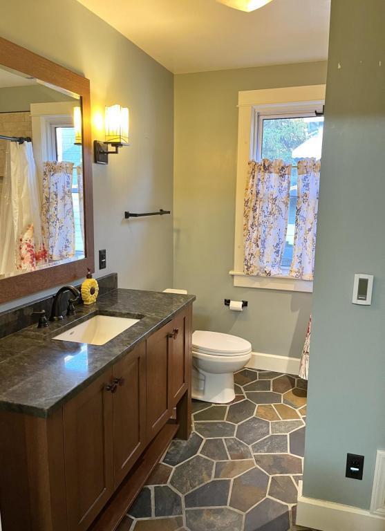 Building Photo - 1106 Country Club Rd