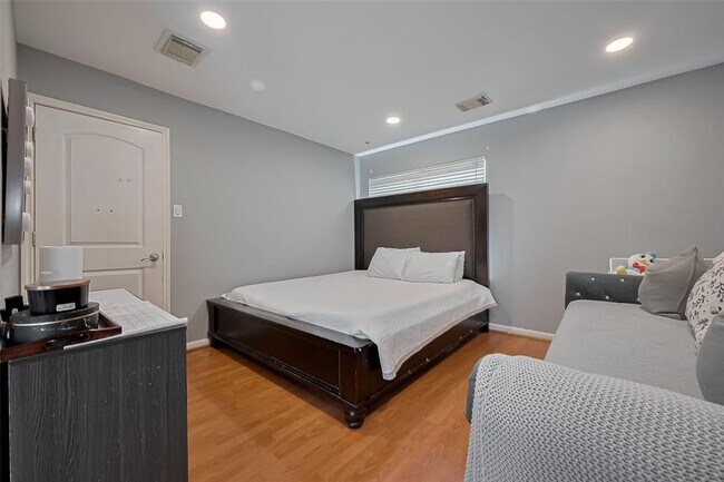 Building Photo - 15214 Mission Forest Dr