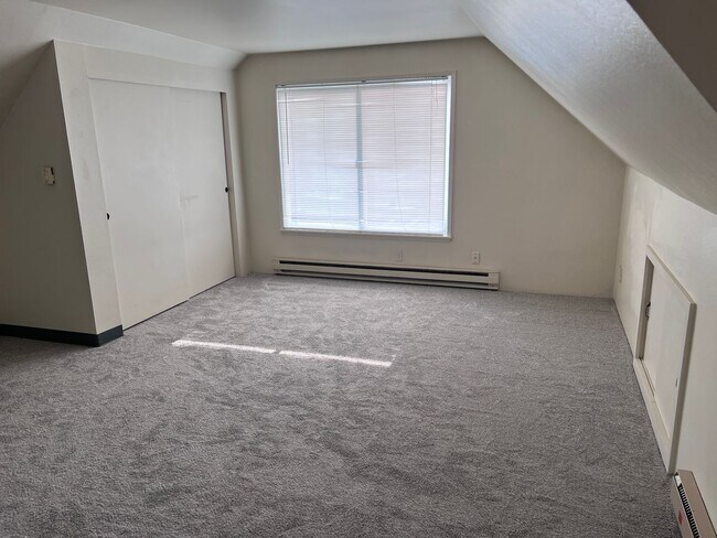 Building Photo - Charming Top-Floor Studio with Scenic Views at The Willows