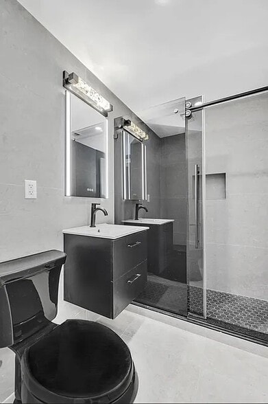 Building Photo - 20 E 13th St