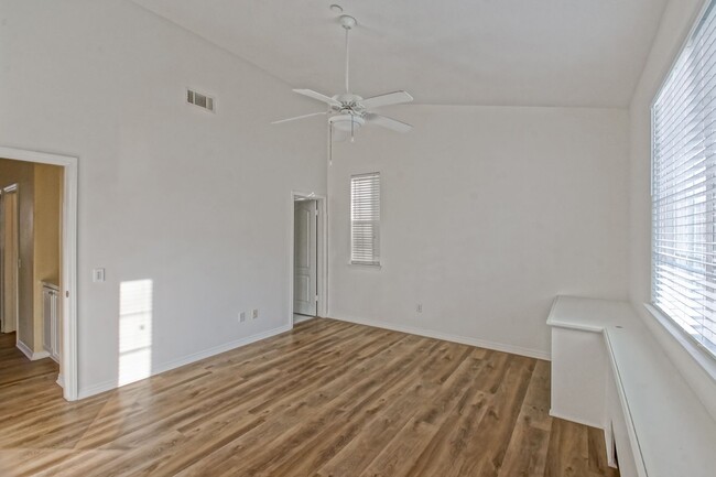 Building Photo - Just Renovated! Beautiful & Spacious, 6BD/...