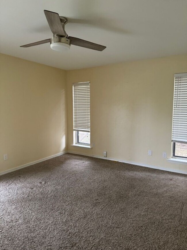 Building Photo - 621-621 Kings Mountain Dr