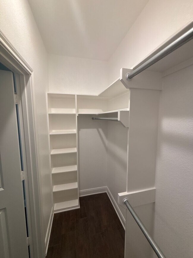 Building Photo - Beautiful South Tyler Rental in Royal Vist...