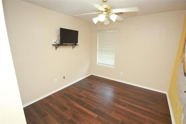 Building Photo - 3051 Glenthorpe Ln